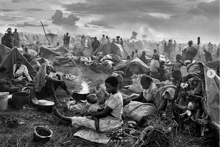 Many people in a kind of camp. Photo by Sebastião Salgado.